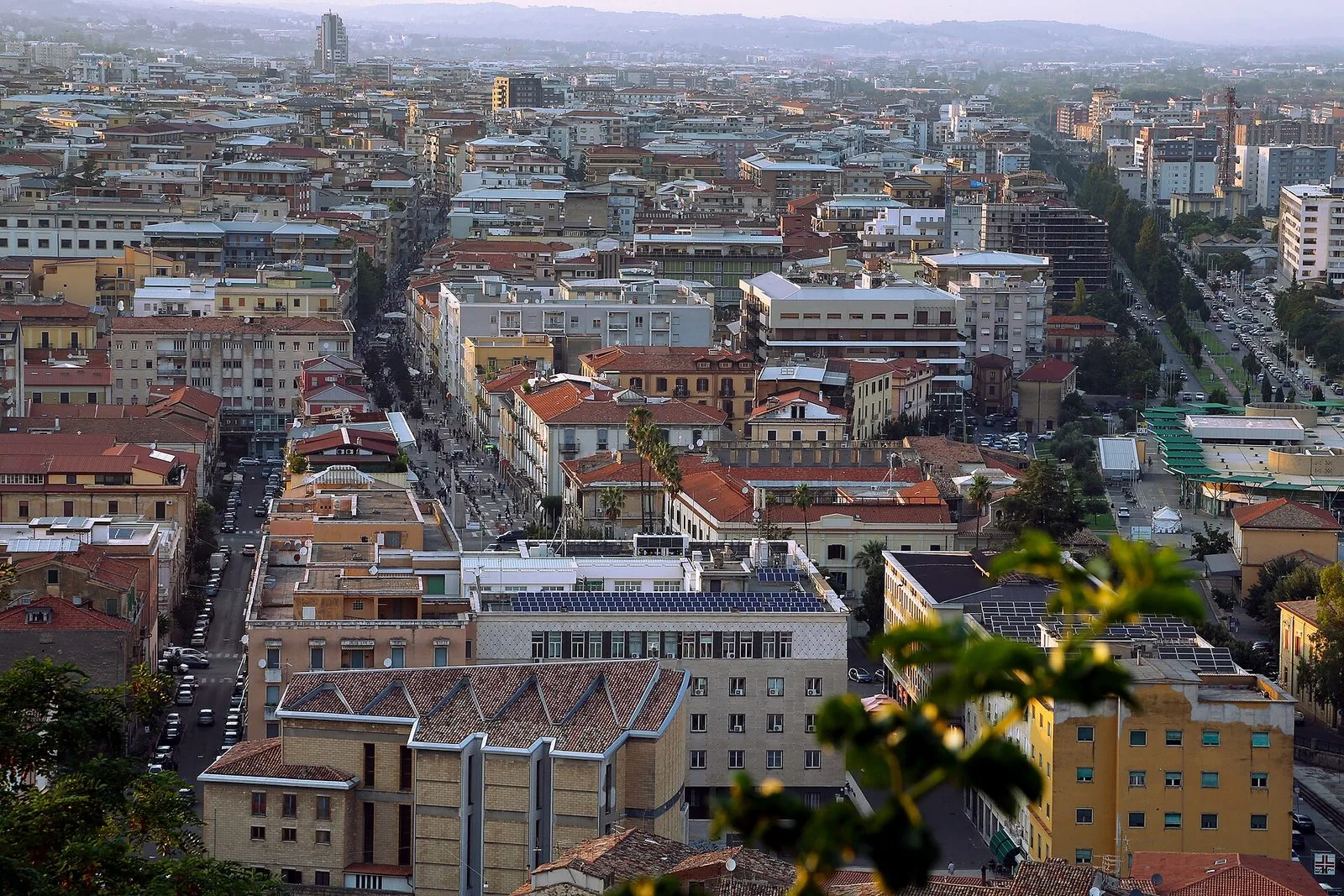 Cosenza vista dalla parte alta del centro storico, al tramonto