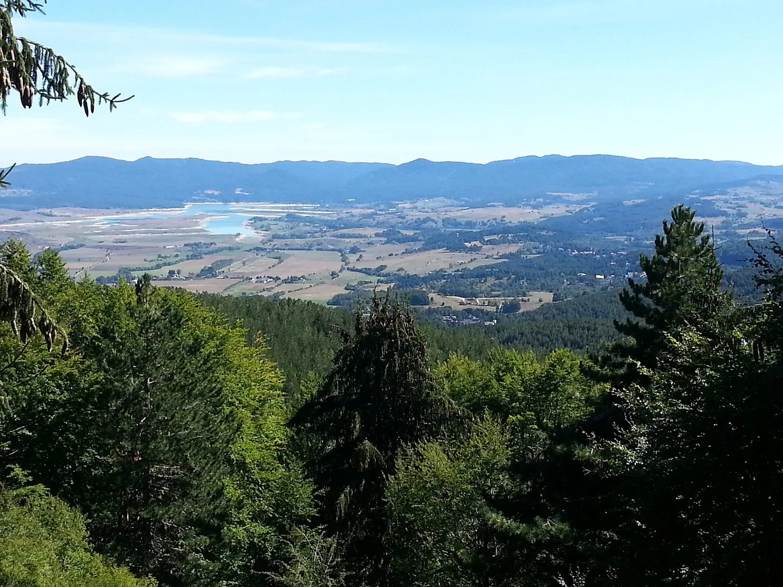 Il panorama dal valico di Monte Scuro sui boschi e sul Lago Cecita